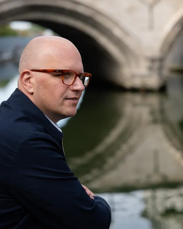 Jan Jacobs aan de Dijle in Mechelen, de brug spiegelt in het water