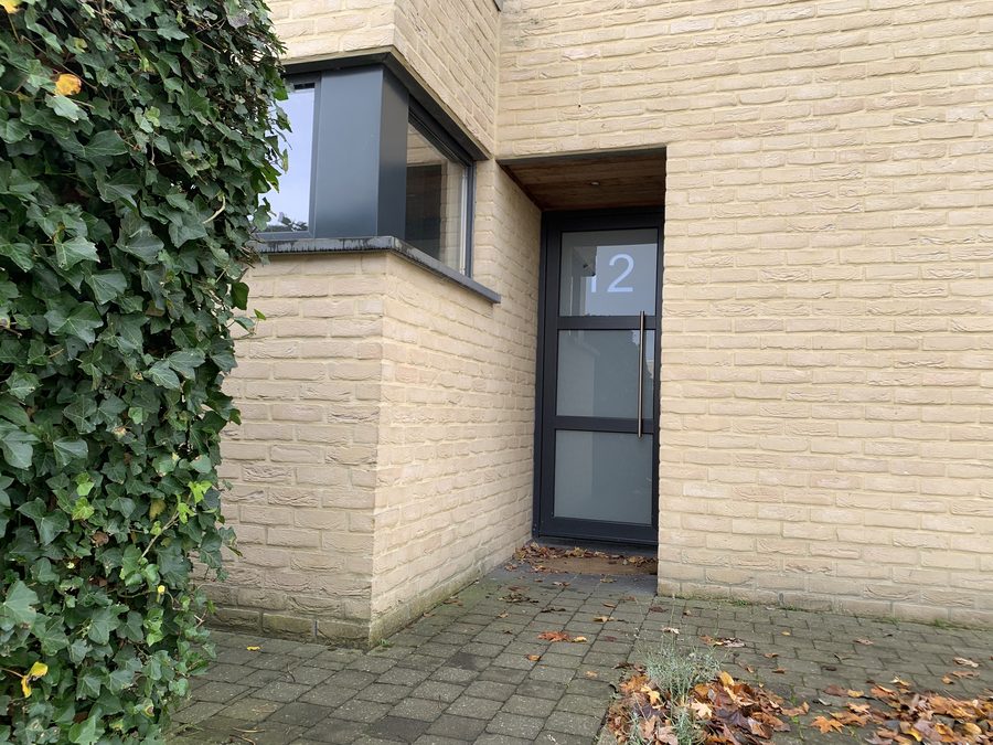 Ingang van de praktijk aan huisnummer 12 in de Elisabeth Desoleilstraat in Mechelen